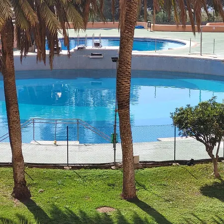 Tres Bel Avec Piscine * Roses